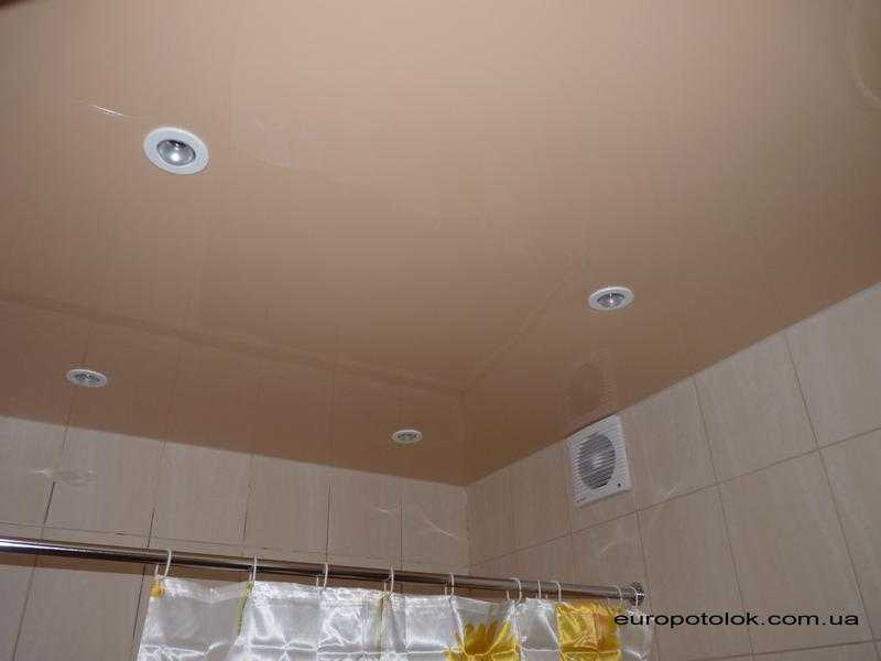 Почему можно и стоит делать натяжной потолок в ванной: плюсы и минусы самостоятельной установки