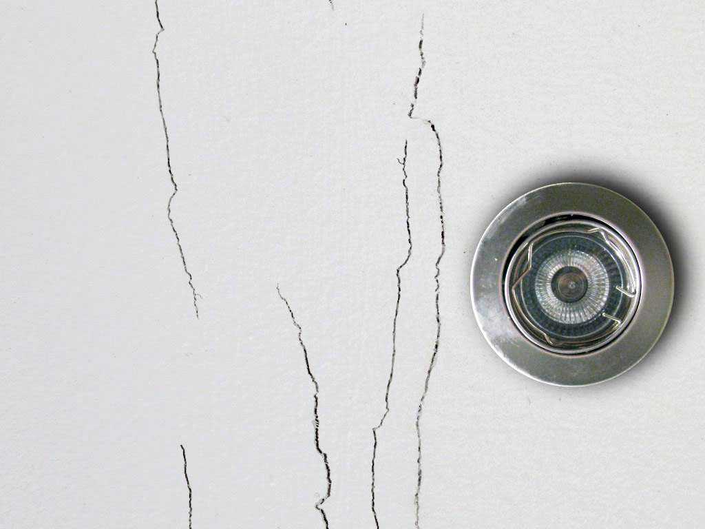 Трещина на потолке между плитами — как ее заделать?