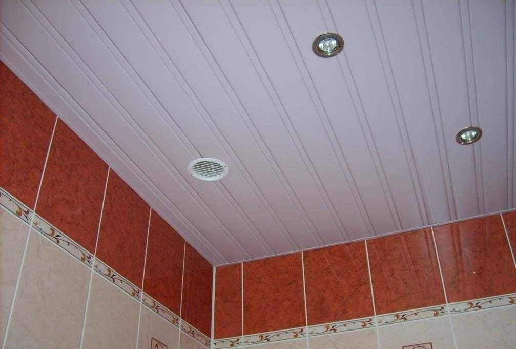 Монтаж потолка из пластиковых панелей в ванной комнате