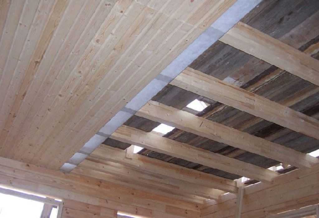 Как поднять потолок в частном доме деревянном и увеличить высоту визуально