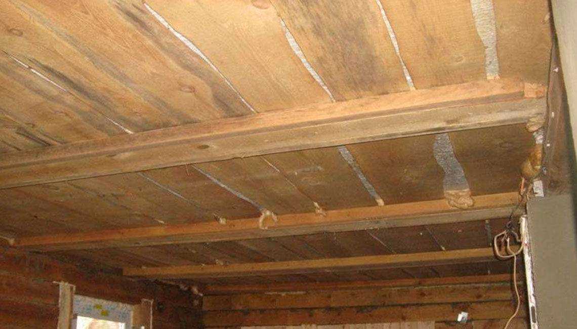 Потолок в деревянном доме: тонкости оформления интерьера