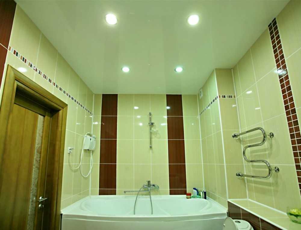 Натяжной потолок в ванной: основные плюсы и минусы, а также нюансы выбора