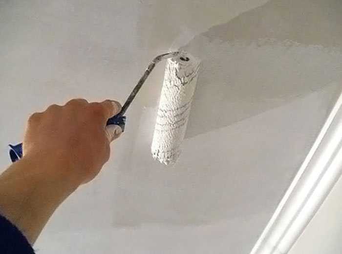 Как правильно белить потолок