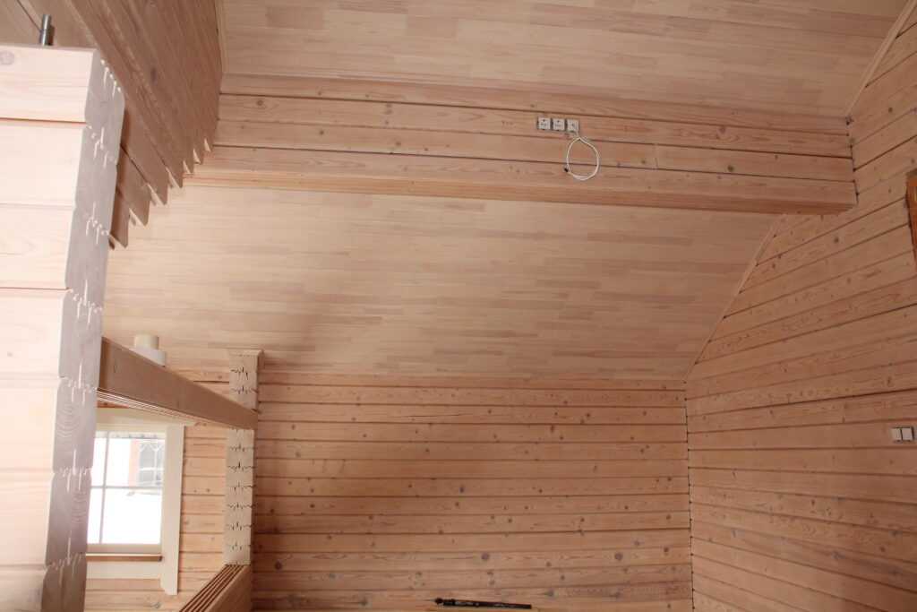 Потолок в деревянном доме - утепление фотографии (чем обшить)