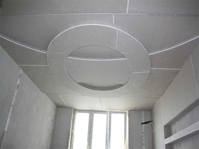 Одноуровневые потолки из гипсокартона: особенности и примеры в интерьере