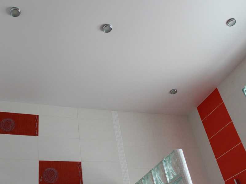 Натяжной потолок в ванной комнате – достоинства, недостатки, рекомендации по дизайну и отзывы