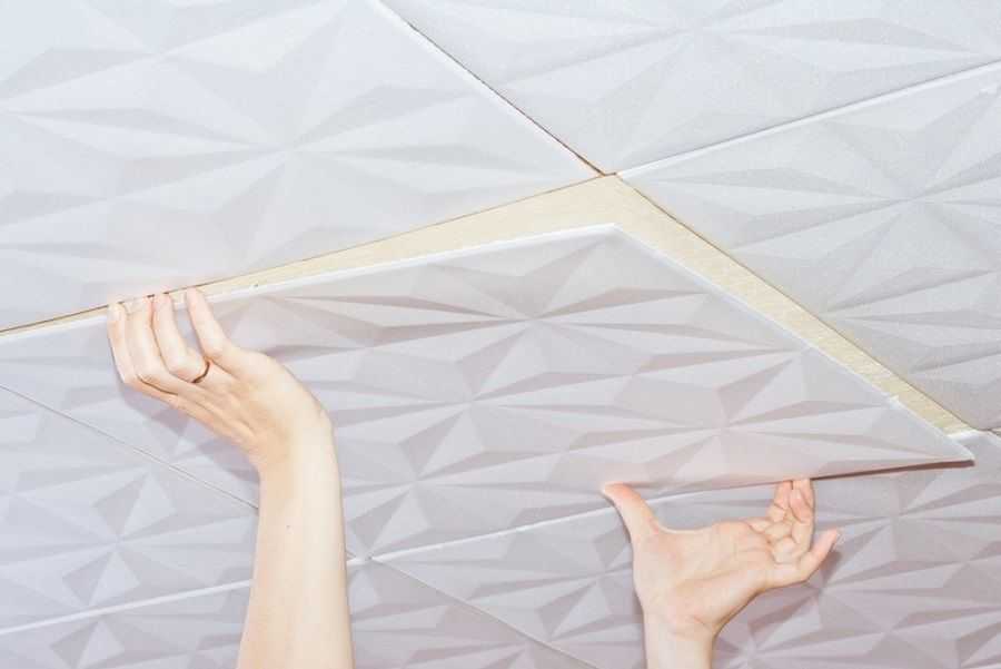 Плитка для потолка полистирольная - характеристика и особенности материала, инструкции на фото и видео