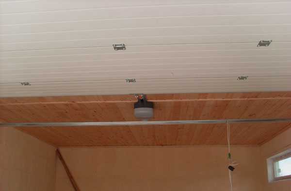 Потолок в гараже (48 фото): чем обшить дешево и красиво, подвесные варианты, как сделать своими руками