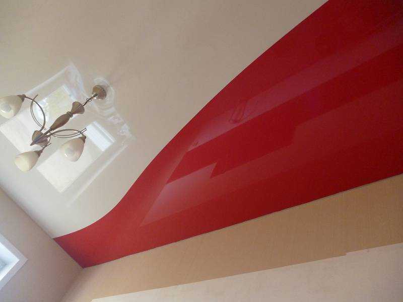 Натяжные потолки: спайка, криволинейная спайка двух цветов, потолки со спайкой, спаянные натяжные потолки в 2 цвета, полотна в два цвета