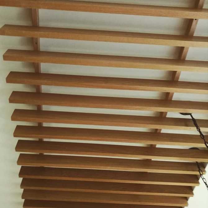 Реечный деревянный потолок своими руками с подсветкой