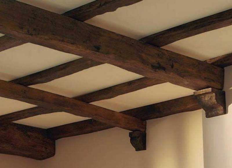 Как сделать потолок с балками в деревянном доме: как обыграть, дизайн с фото