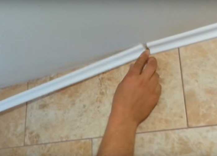 Как клеить плинтуса на потолок в углах – пошаговое руководство
