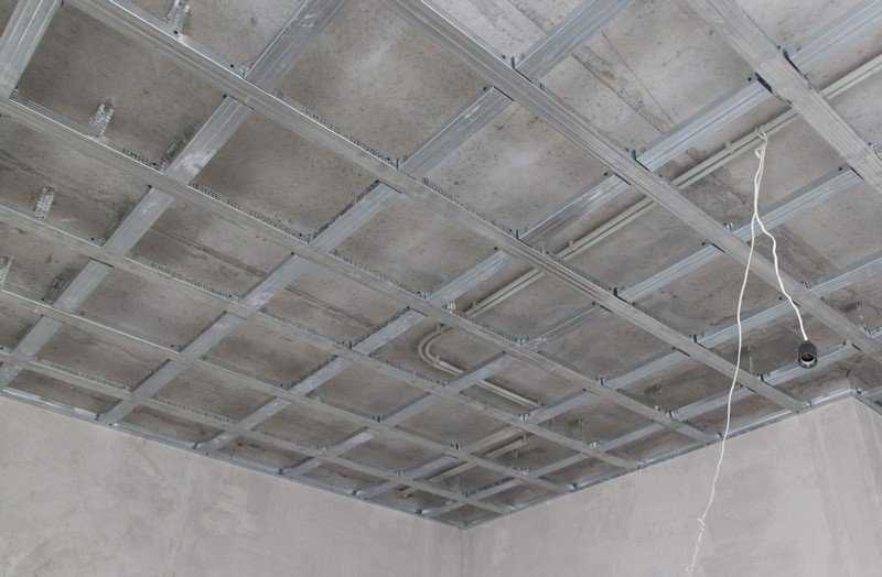 Как штукатурить бетонный потолок: рассказываем лайфхаки