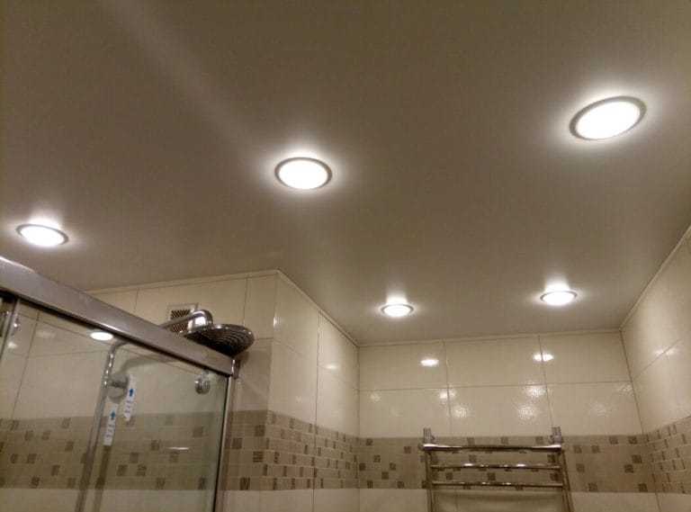 Светильники на потолок в ванную комнату (74 фото): потолочные модели в комнату с натяжным потолком