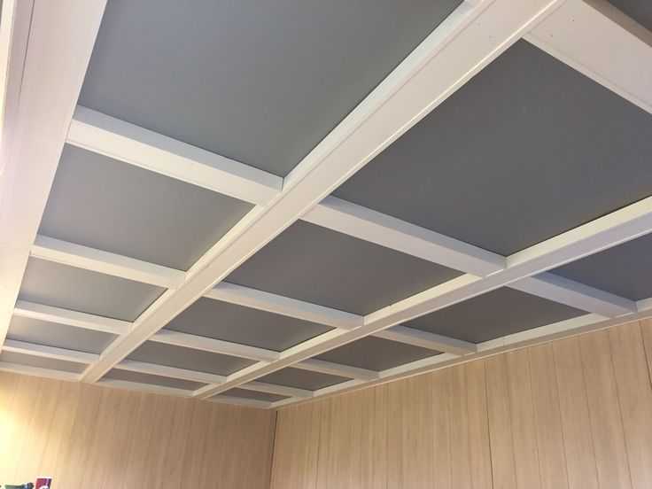 Практичный потолок из фанеры: 4 типа материала