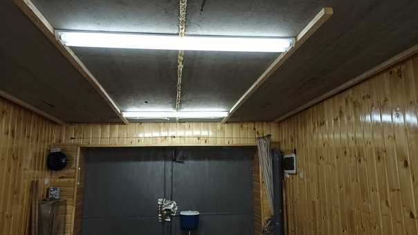 Как обшить потолок гаража своими руками: как правильно утеплить изнутри бетонное помещение, как сделать слой из пенопласта, а также варианты и фото