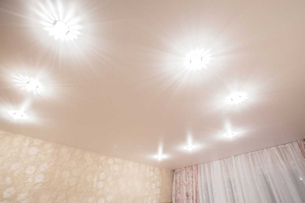 Натяжной потолок с подсветкой: красивые решения в интерьере