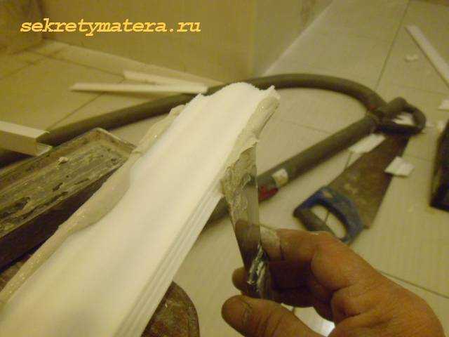 Клей для потолочного плинтуса из пенопласта: крепление, специфика обрезки