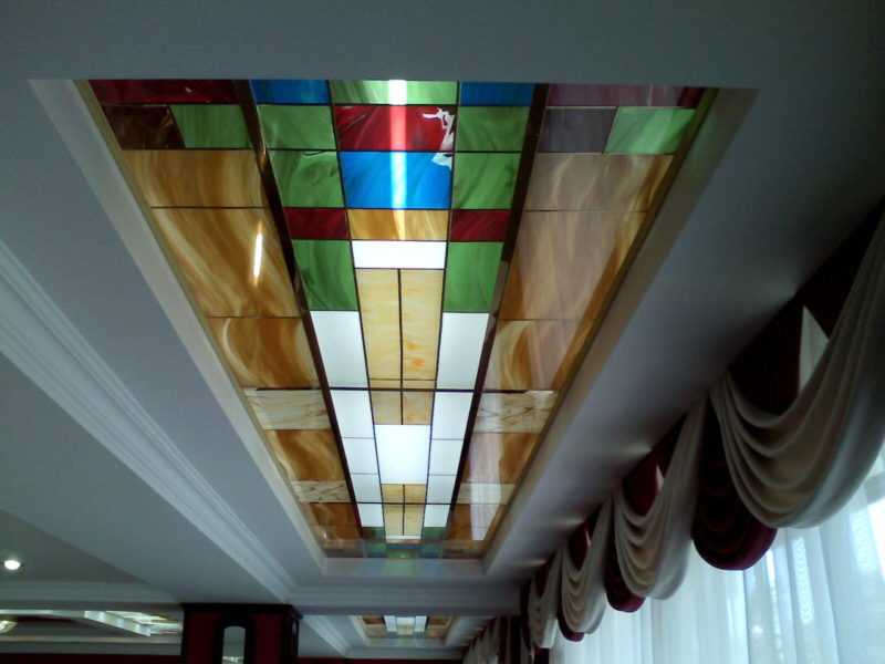 Потолок с подсветкой (58 фото): акриловые полупрозрачные готовые наборы для монтажа, потолок из деревянных реек в спальне