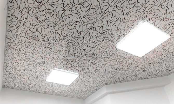 Что выбрать - натяжной потолок тканевый или пвх, преимущества и недостатки, особенности полотен