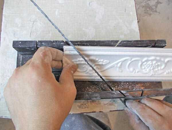 Как сделать угол на потолочном плинтусе - строительство и ремонт
