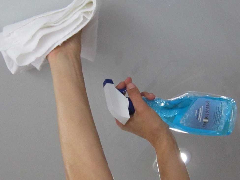 Чем мыть натяжные потолки — как правильно вымыть глянцевый и матовый потолок, фото и видео примеры