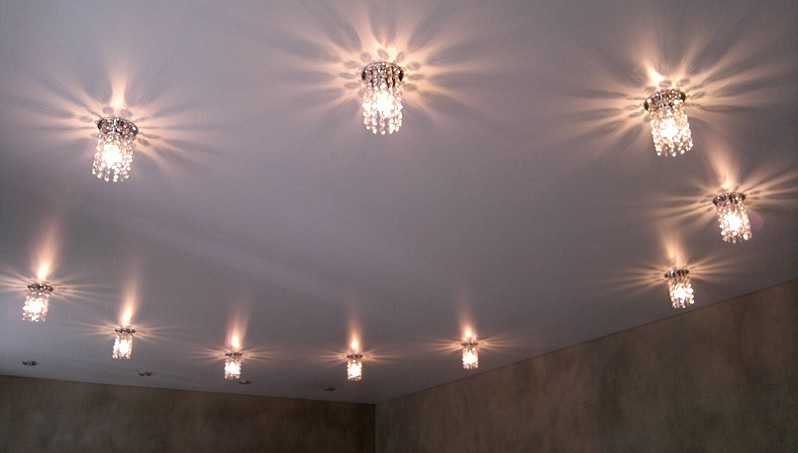 Расположение точечных светильников на натяжном потолке (фото и схемы)