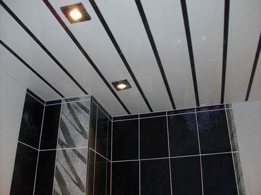 Потолок из пвх панелей в ванной комнате своими руками — видео и фото