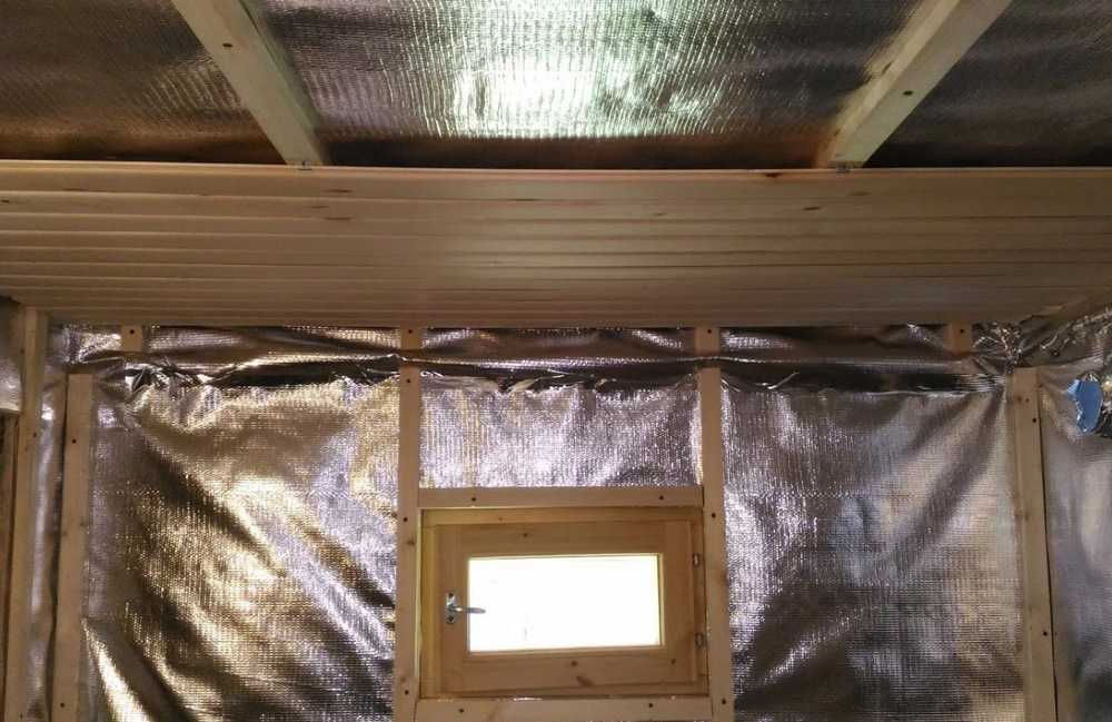 Какой слой опилок нужен для утепления потолка?
