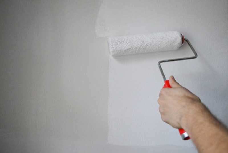 Чем лучше красить потолок валиком или краскопультом