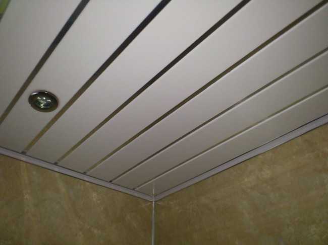 Отделка потолка пластиковыми панелями — обшивка, как обшить потолок пластиком своими руками, отделка потолка пвх панелями