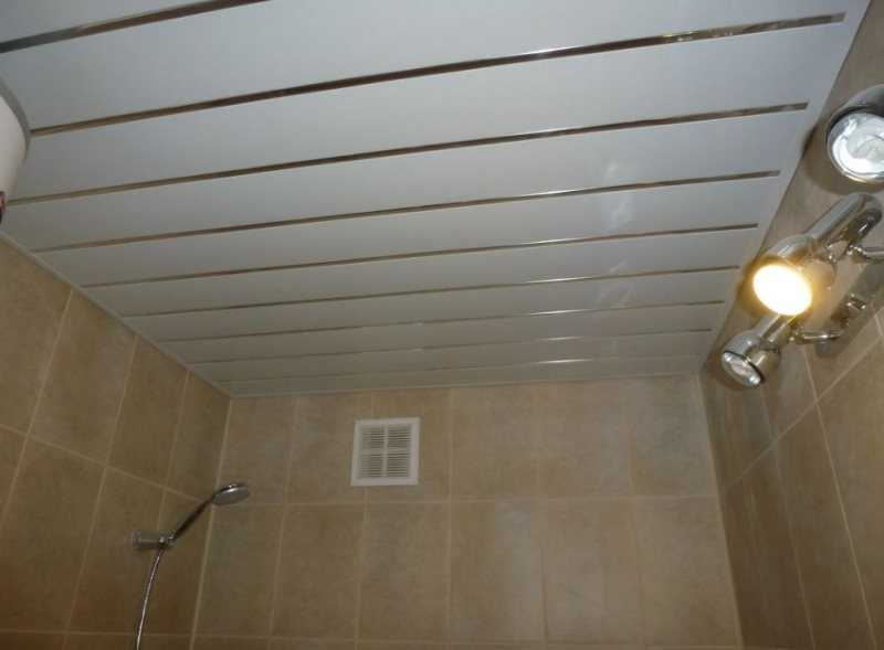 Потолок из пвх панелей в ванной комнате: технология устройства своими руками