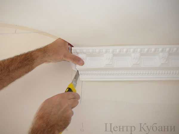 Как клеить пенопласт на потолок: пошаговая инструкция