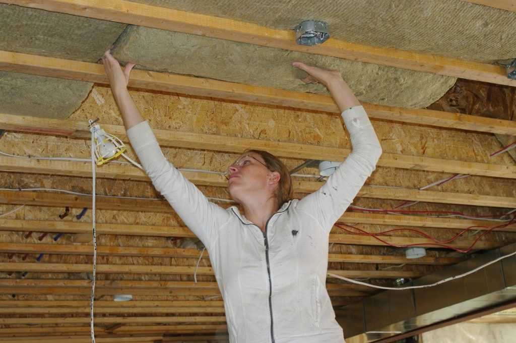 Чем обшить потолок в частном доме: виды и материалы, работа своими руками