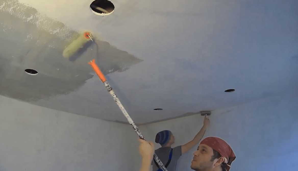 Чем покрасить потолок на кухне: инструкция