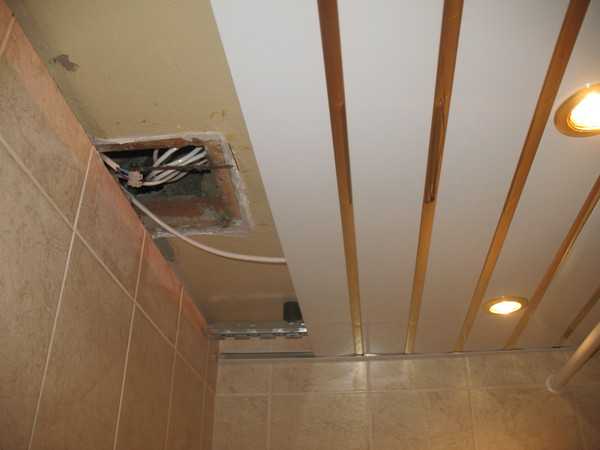 Вентиляция натяжной в ванне. Вентиляция в потолке в ванной. Вентиляция в подвесном потолке в ванной. Вентилятор вытяжной для ванной в потолок. Вытяжка в потолке в ванной.