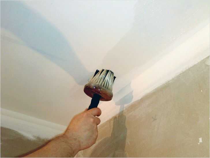 Чем мыть крашеные стены. как помыть потолок и стены покрашенный водоэмульсионной краской. спрей для удаления воска