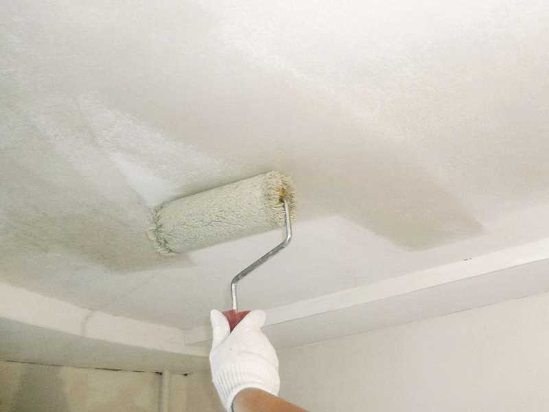 Нужно ли грунтовать потолок перед покраской: типы поверхностей, подготовка штукатурки, обоев, гипсокартона и краски