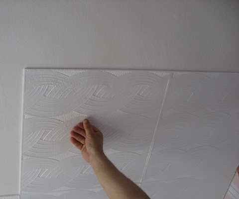 Как правильно клеить плитку для потолка