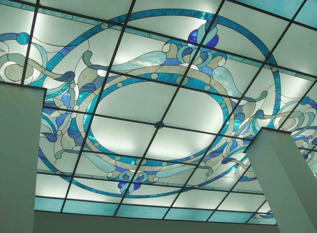 Потолки стеклянные: подвесные потолки из стекла, оргстекла с подсветкой, прозрачный, матовый кассетный потолок