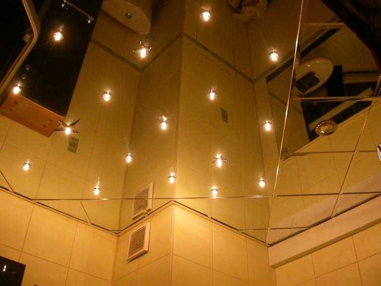 Зеркальный потолок в ванной: преимущества оформления и варианты установки