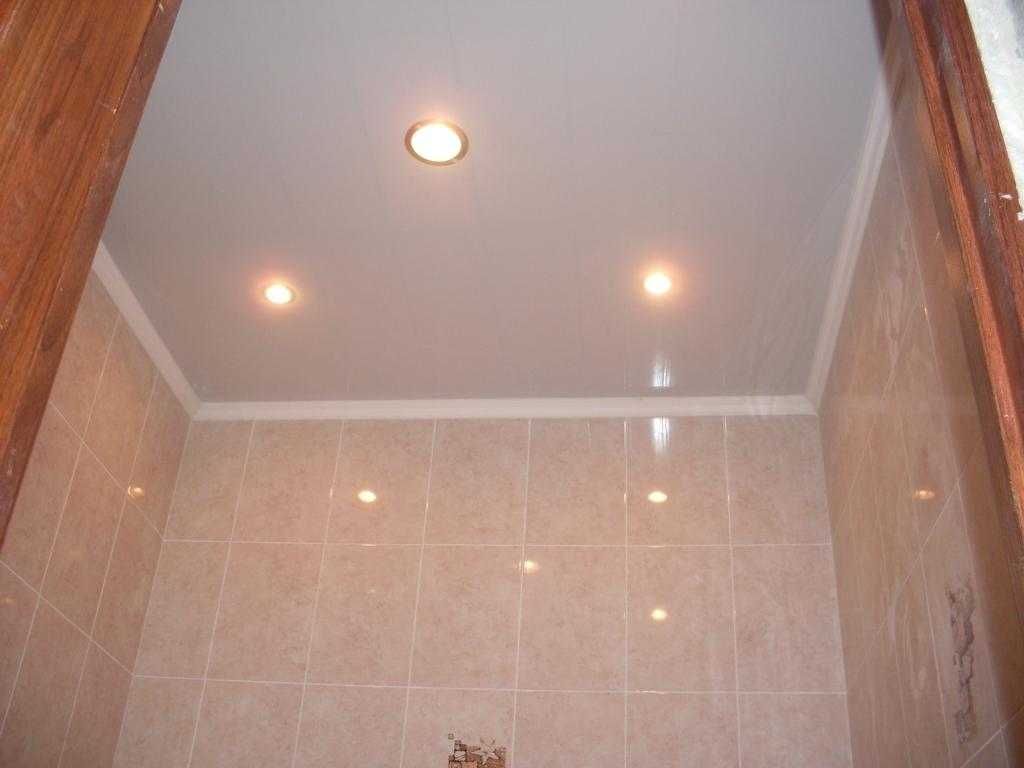 Чем можно красиво отделать потолок в ванной комнате?