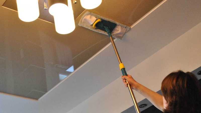 Чем отмыть натяжной потолок на кухне: средства, способы