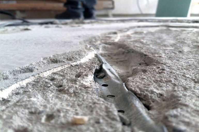Трещины на бетонном полу чем заделать? - строительство просто