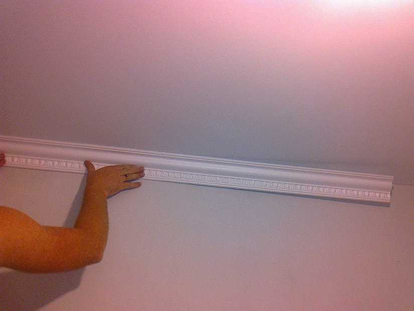 Как приклеить потолочный плинтус к натяжному потолку самостоятельно своими руками: фото и видео-инструкция