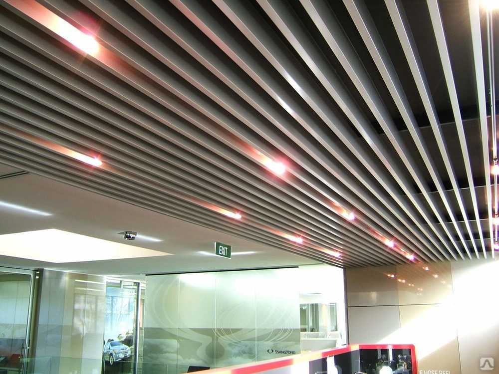 Реечный алюминиевый потолок (50 фото): подвесная конструкция из панелей, профилей и реек, технические характеристики