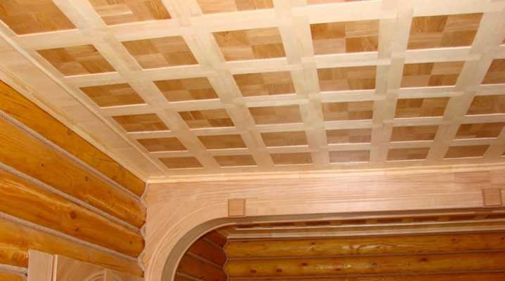 Чем можно отделать потолок деревянного дома