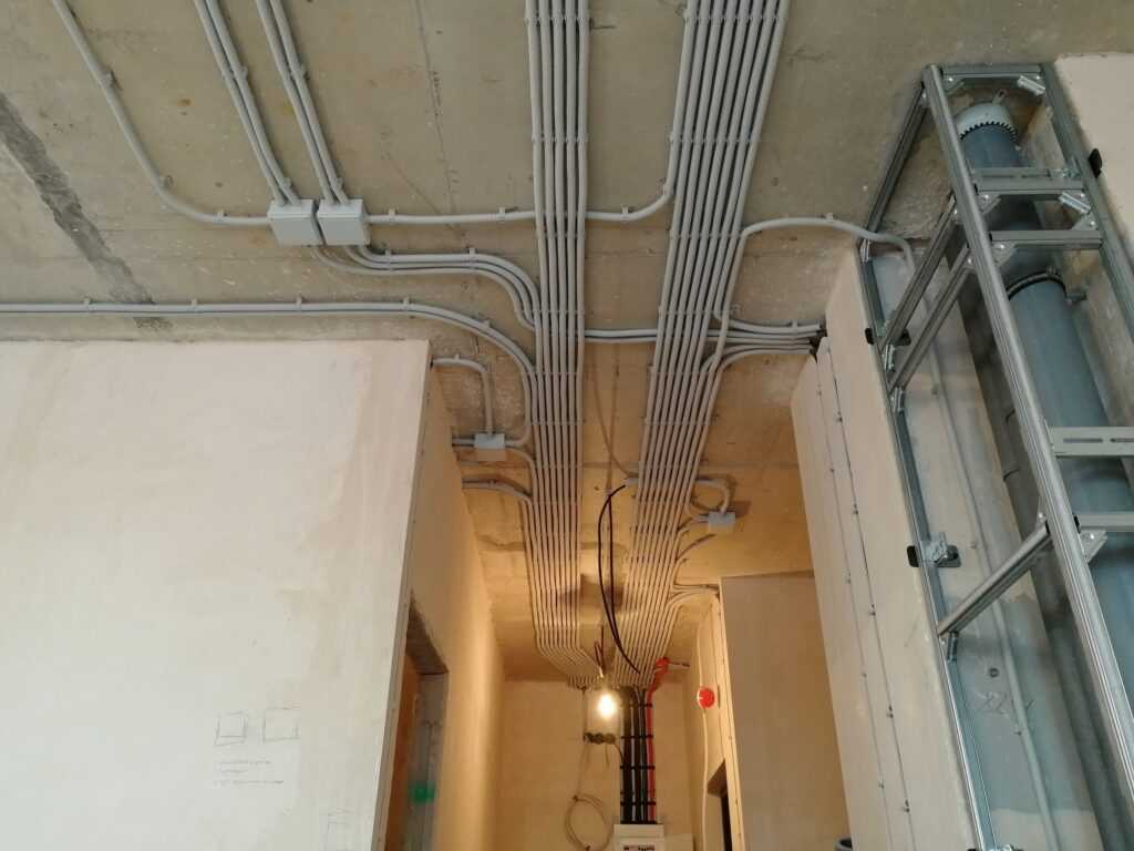 Проводка по потолку: крепление электропроводки, как провести открытую проводку своими руками, прокладка проводов по потолку, как скрыть, спрятать проводку