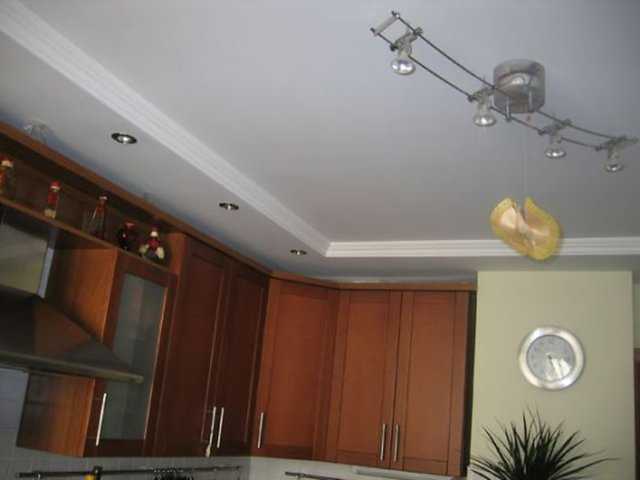 Потолок на кухне своими руками крепим пластиковые панели с пошаговыми действиями