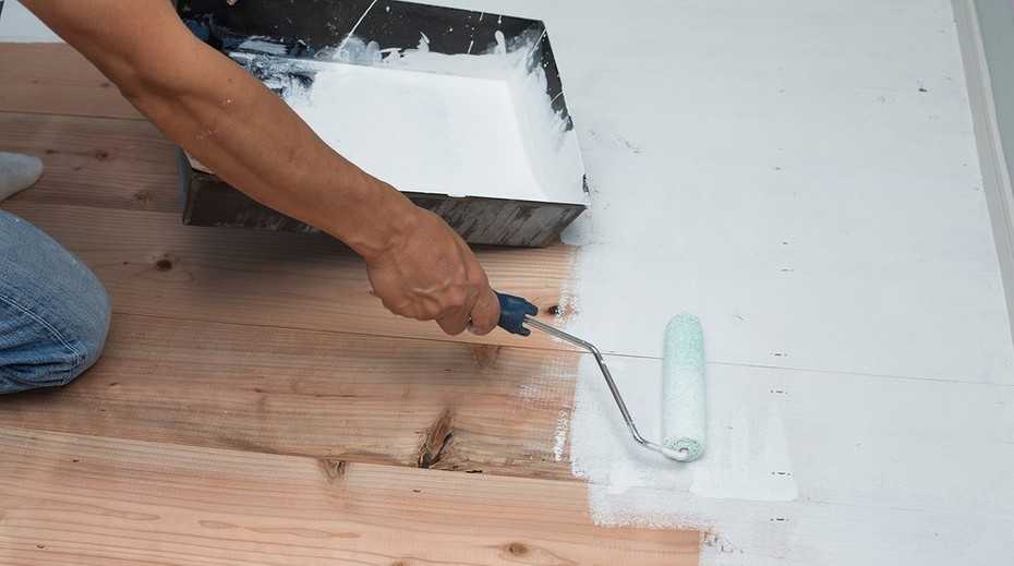 Как красить деревянные полы самостоятельно: необходимые инструменты и материалы